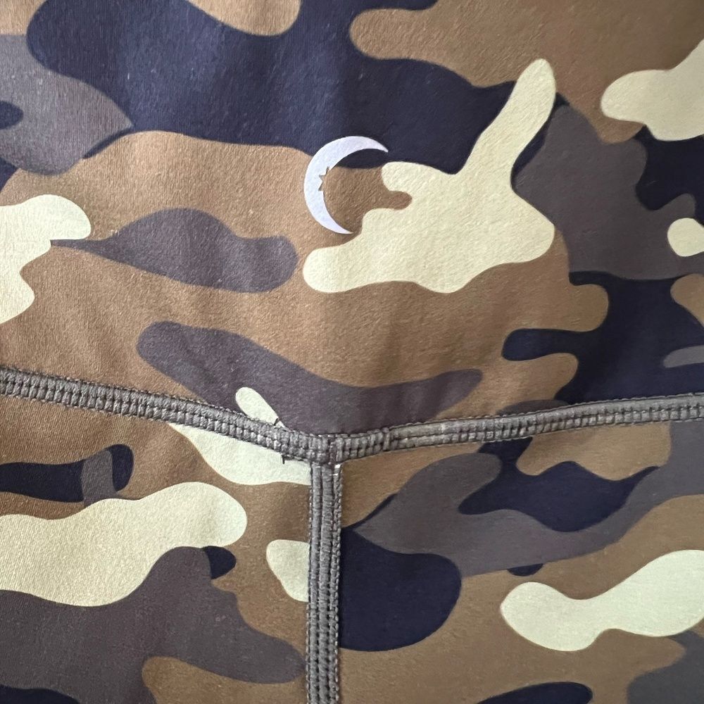 ZYIA Light Green Camo Reflective Soft & Snug Mid-Rise 7/8 Legging Size 6-8 - Picture 12 of 16